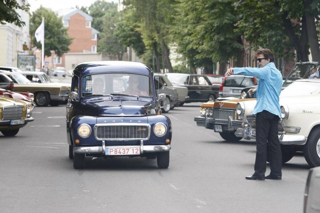 Senovinių automobilių paradui nesutrukdė net krepšinis