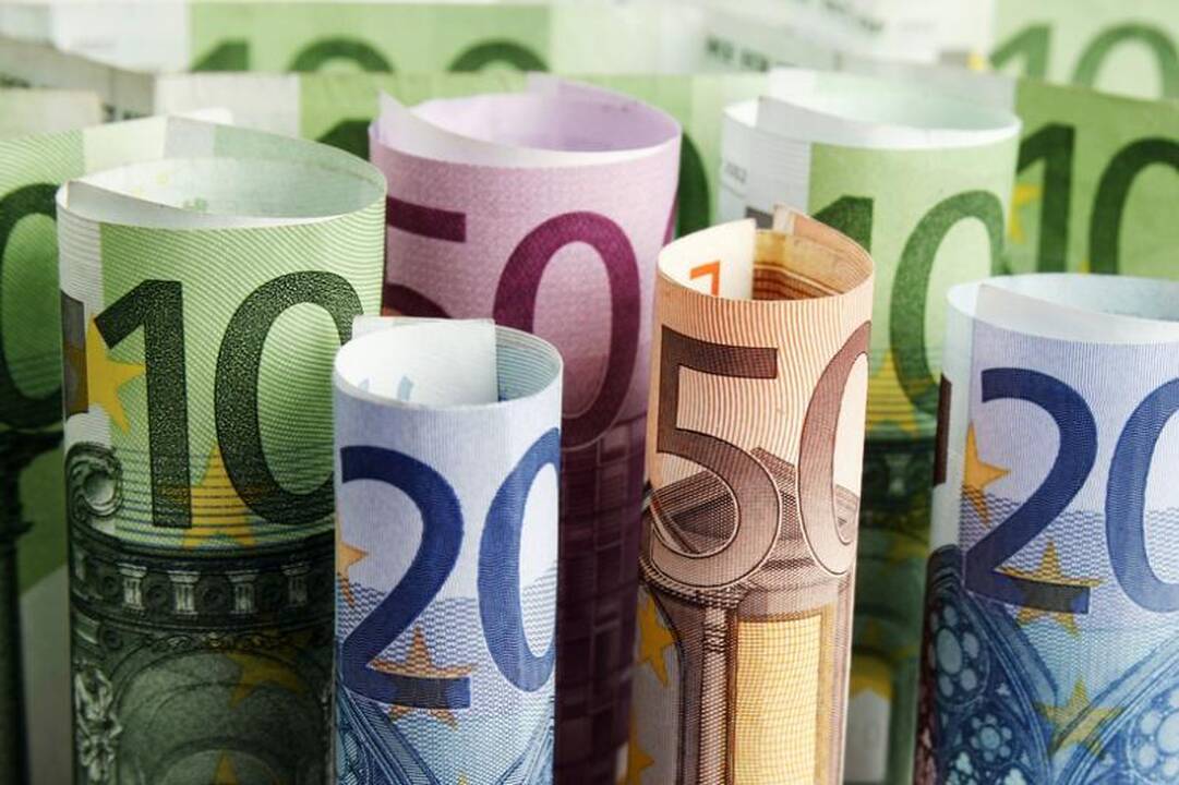 Už „labdarą“ suvenyriniais eurais - grąža tikrais litais