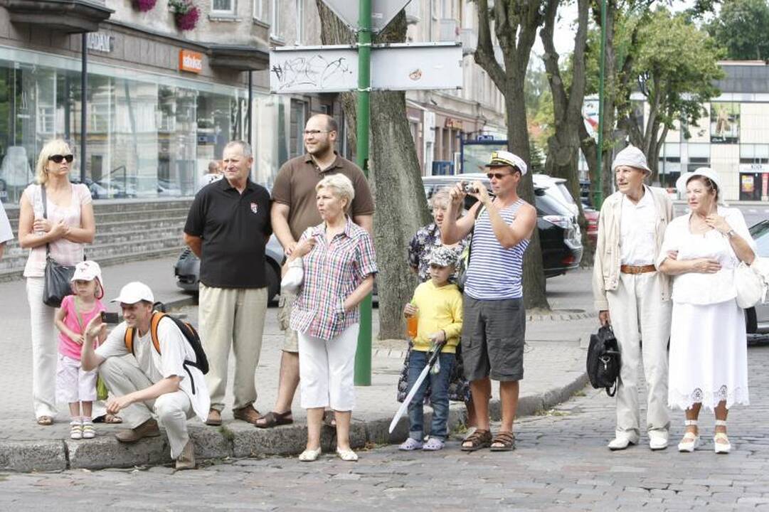 Senovinių automobilių paradui nesutrukdė net krepšinis