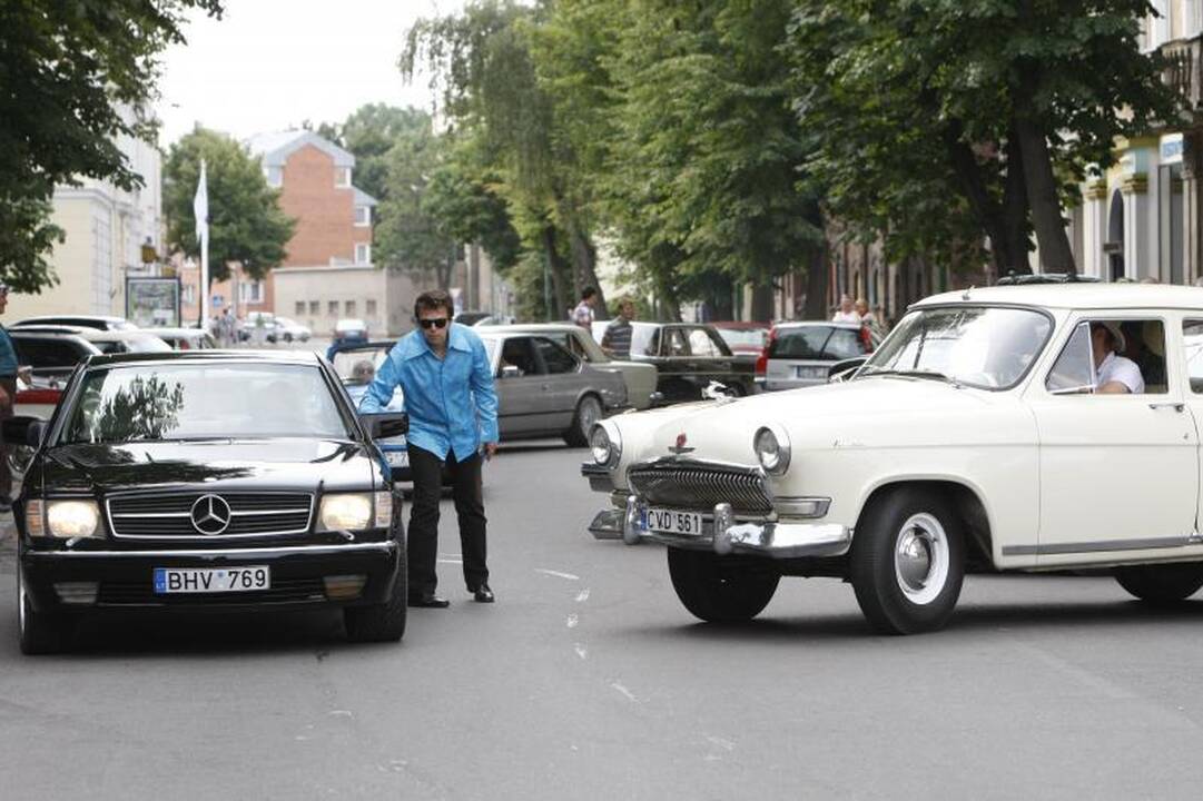 Senovinių automobilių paradui nesutrukdė net krepšinis