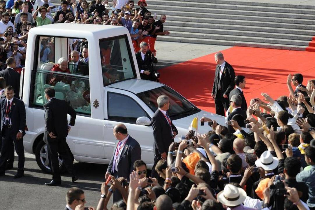 Popiežius priminė pasaulio nuodėmes ir smurtą prieš vaikus