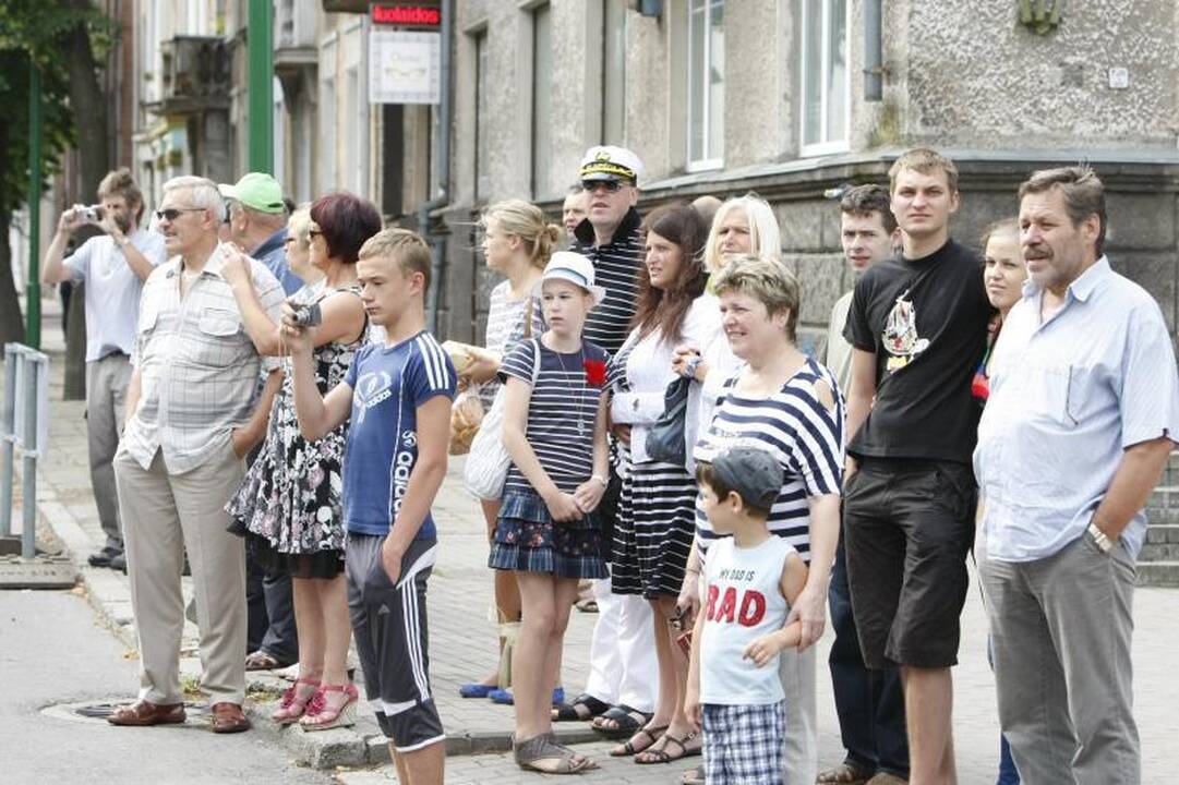 Senovinių automobilių paradui nesutrukdė net krepšinis