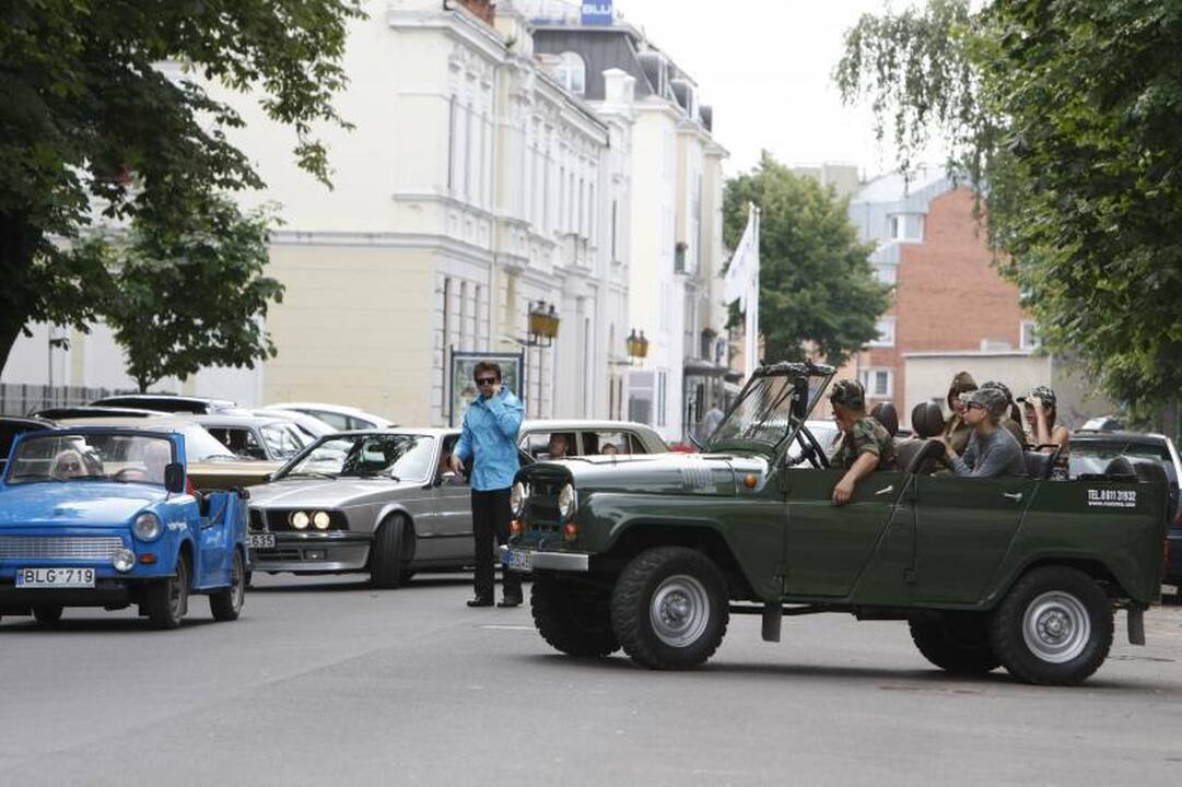 Senovinių automobilių paradui nesutrukdė net krepšinis