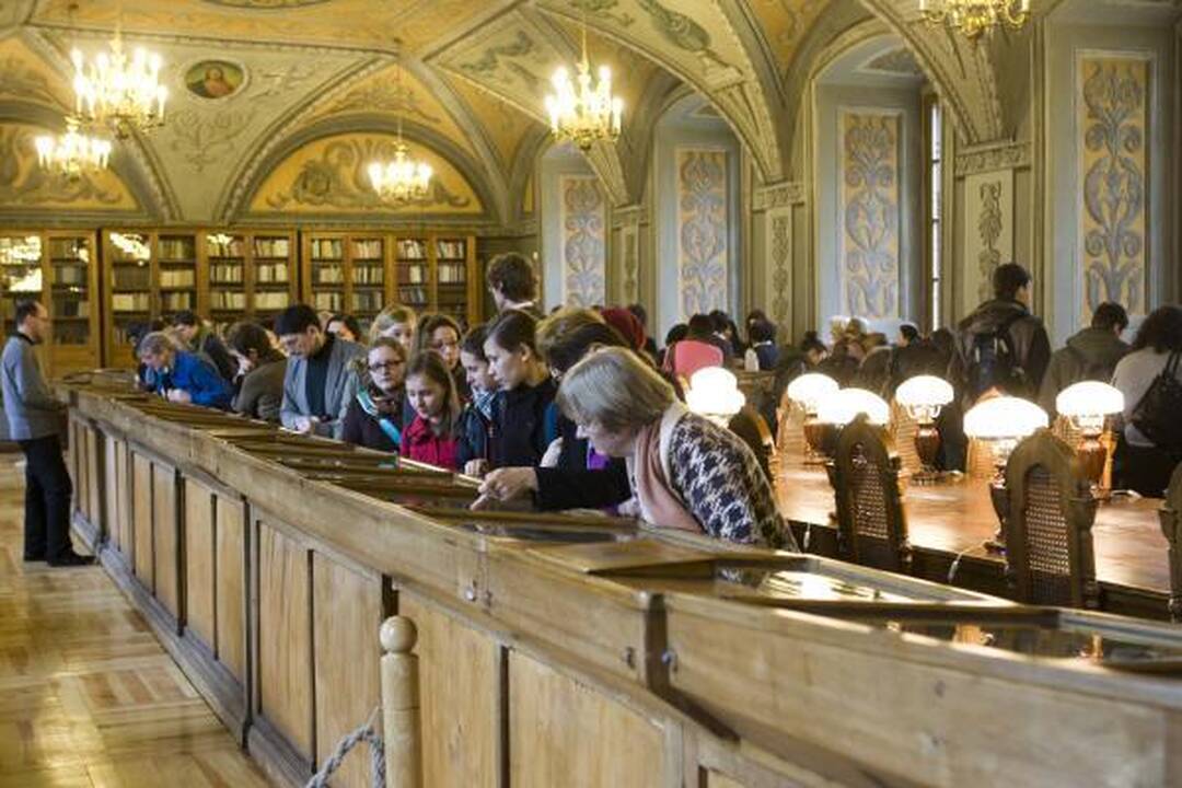 Prie M.Mažvydo katekizmo nusidriekė eilės