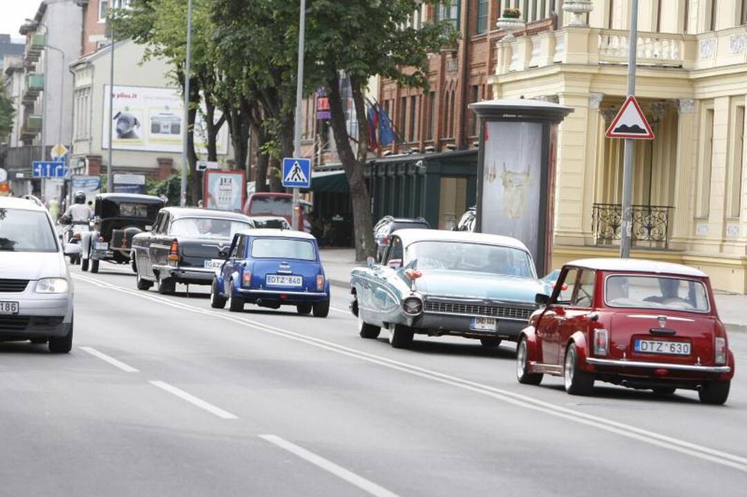 Senovinių automobilių paradui nesutrukdė net krepšinis