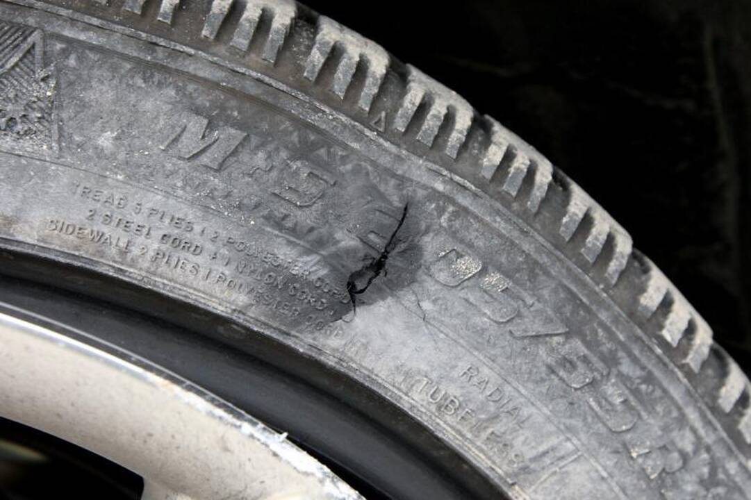 Klaipėdietis ryte rado subadytas savo automobilio padangas