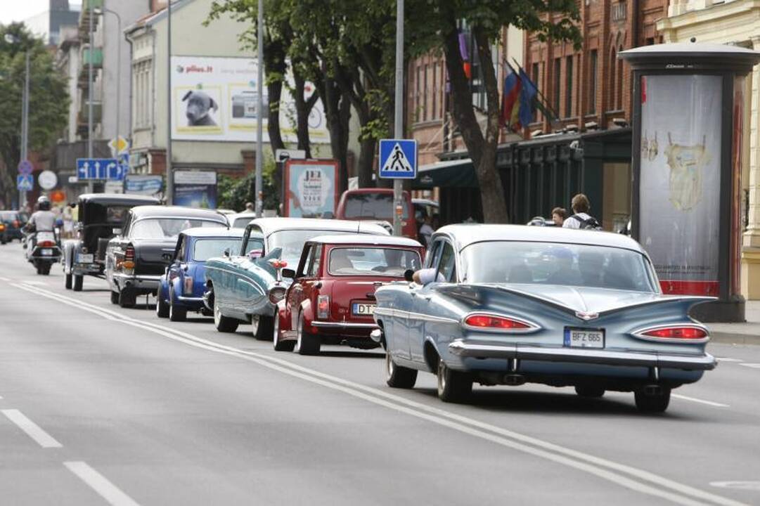 Senovinių automobilių paradui nesutrukdė net krepšinis