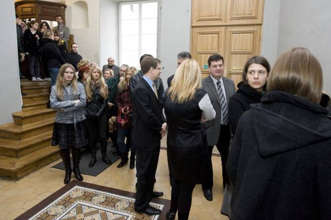Prie M.Mažvydo katekizmo nusidriekė eilės