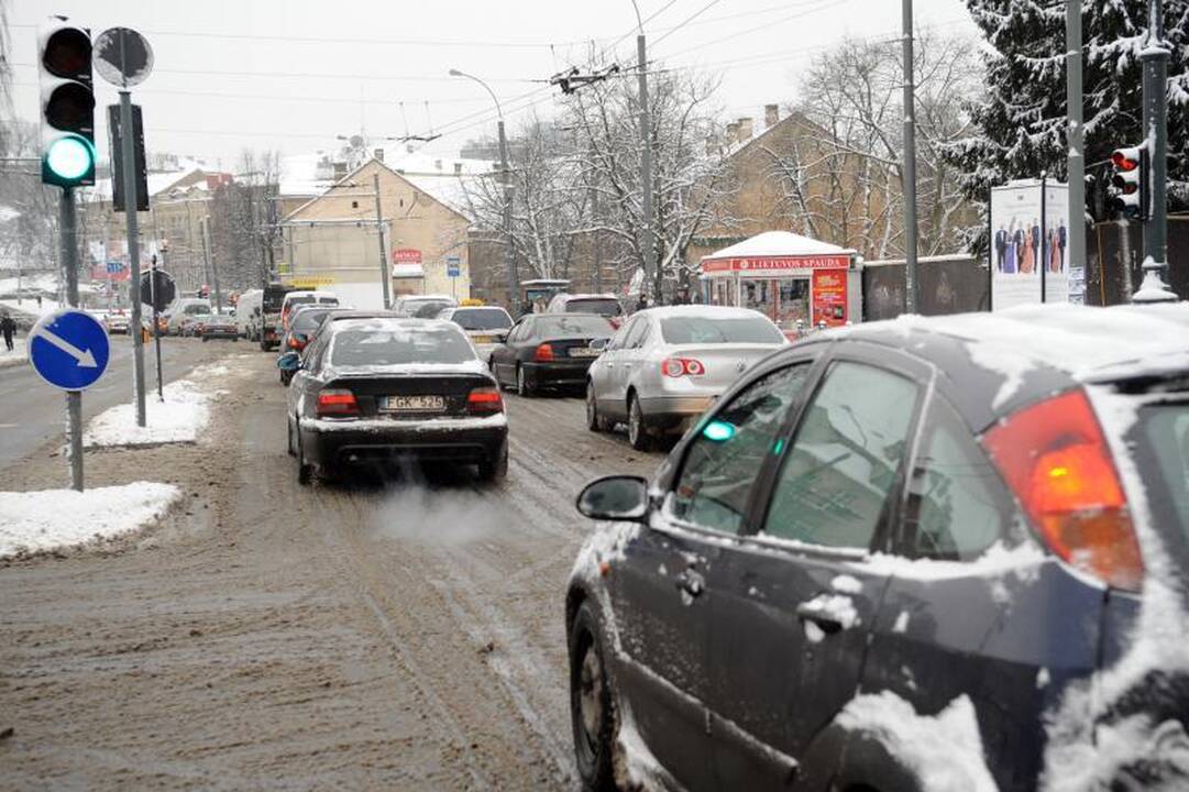 Dėl gausaus sniego vilniečiai užstrigo spūstyse, vėlavo į darbus