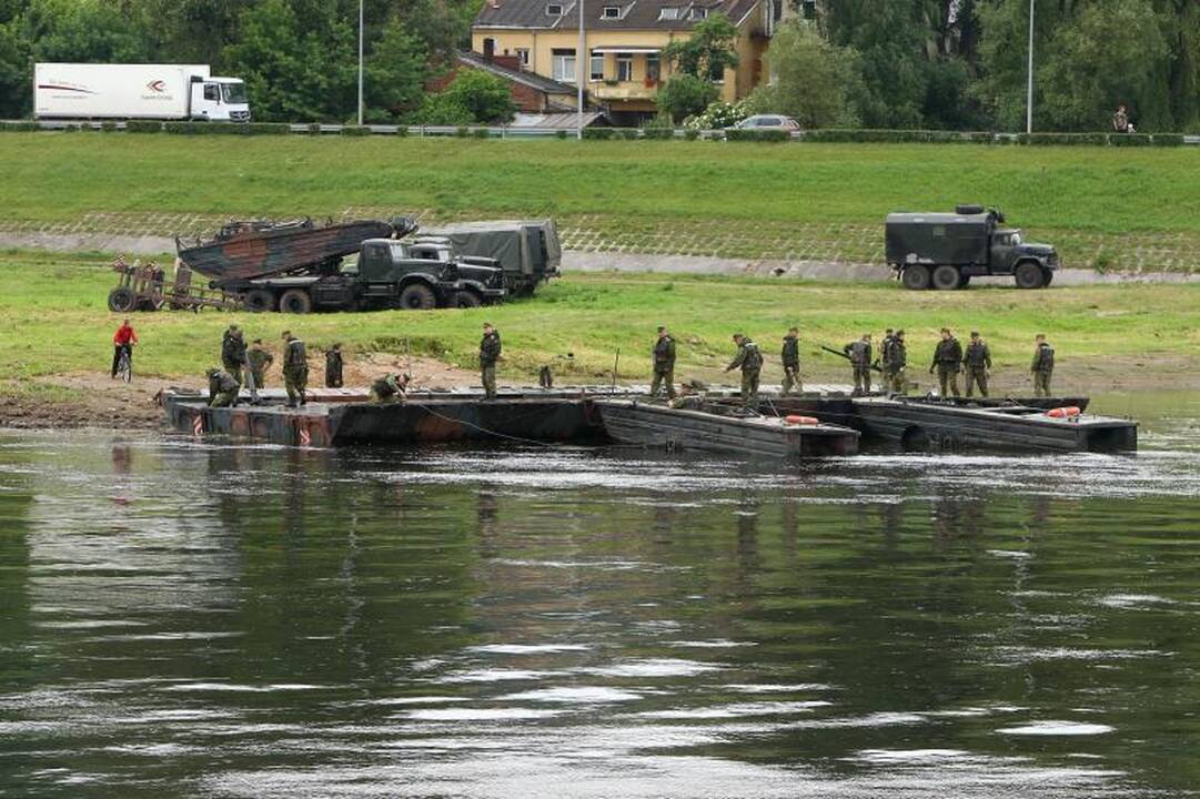 Prancūzų ir rusų armijos jau kursto karo ugnį