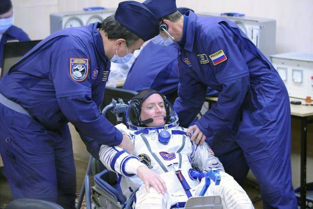 Rusijos raketa iškėlė į orbitą du kosmonautus ir vieną JAV astronautą