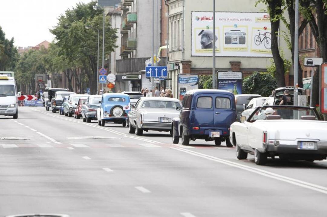 Senovinių automobilių paradui nesutrukdė net krepšinis