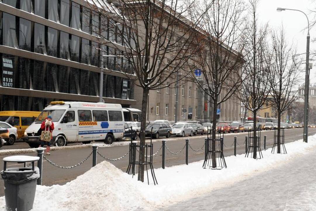 Dėl gausaus sniego vilniečiai užstrigo spūstyse, vėlavo į darbus
