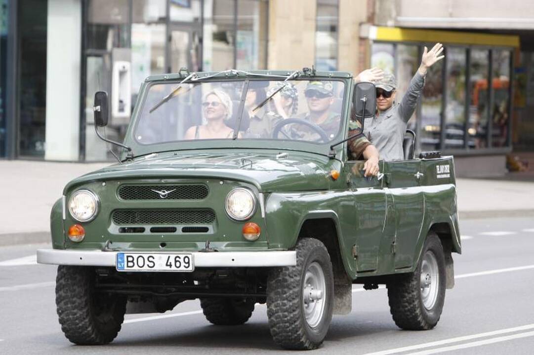 Senovinių automobilių paradui nesutrukdė net krepšinis