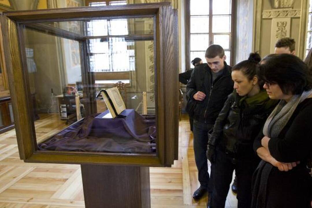 Prie M.Mažvydo katekizmo nusidriekė eilės