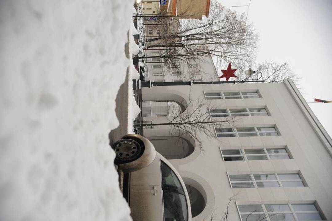 Dėl gausaus sniego vilniečiai užstrigo spūstyse, vėlavo į darbus