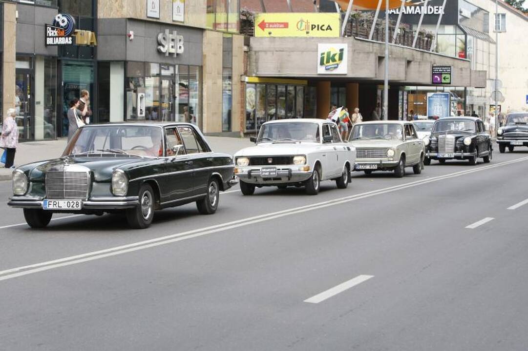 Senovinių automobilių paradui nesutrukdė net krepšinis