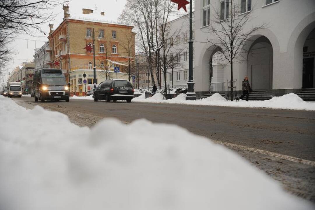 Dėl gausaus sniego vilniečiai užstrigo spūstyse, vėlavo į darbus