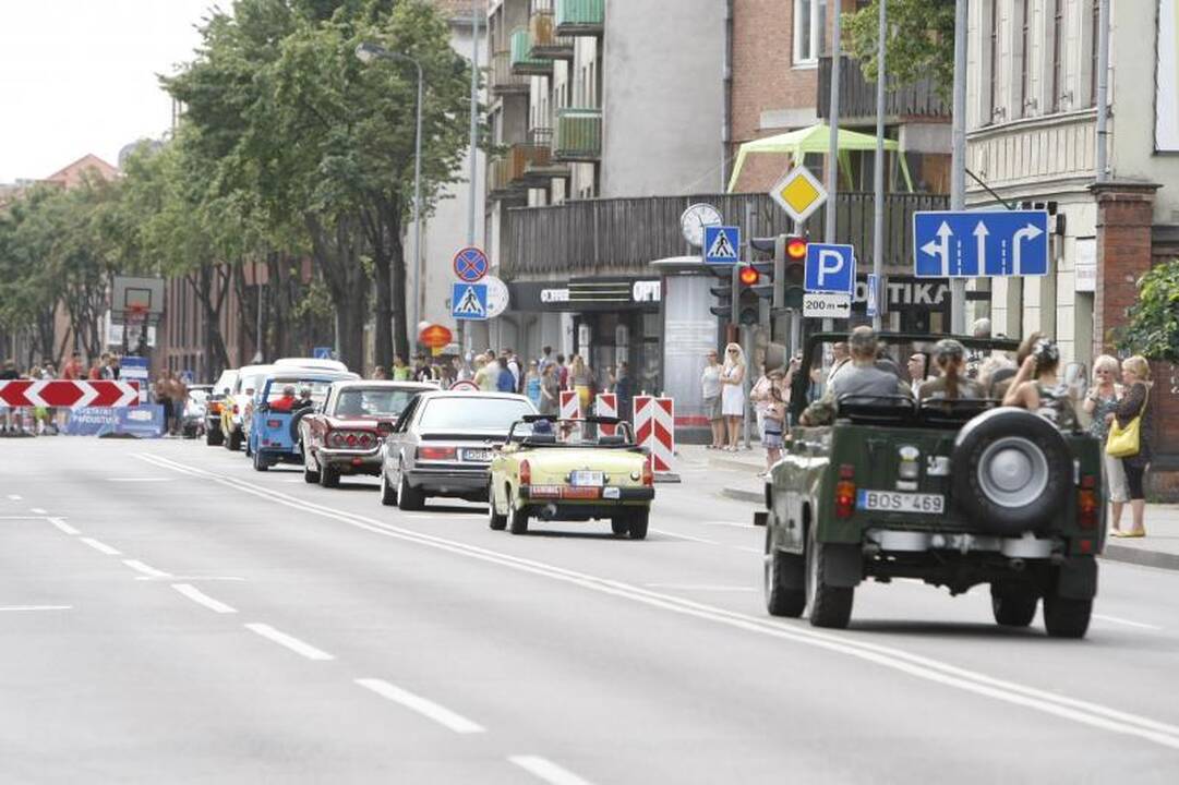 Senovinių automobilių paradui nesutrukdė net krepšinis