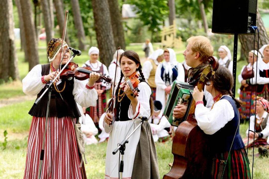 Po Kulautuvos pušimis skambėjo Maironio žodžiai