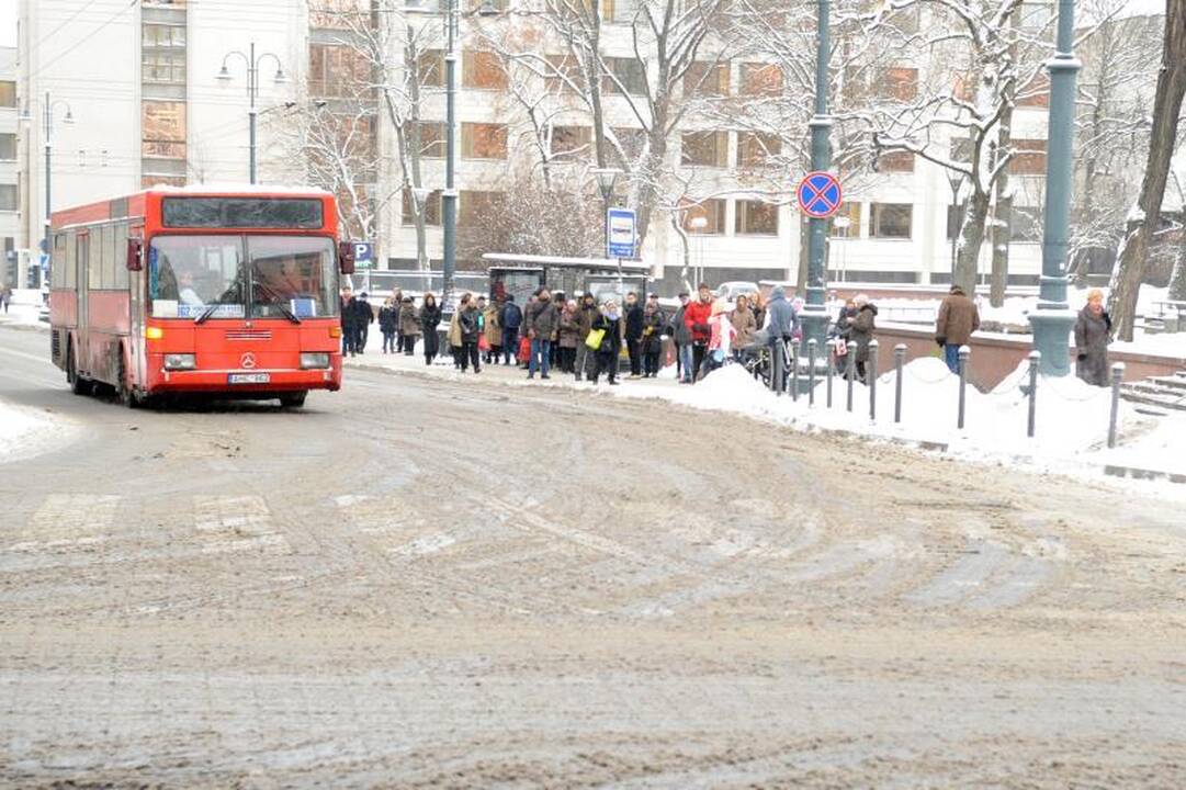 Dėl gausaus sniego vilniečiai užstrigo spūstyse, vėlavo į darbus