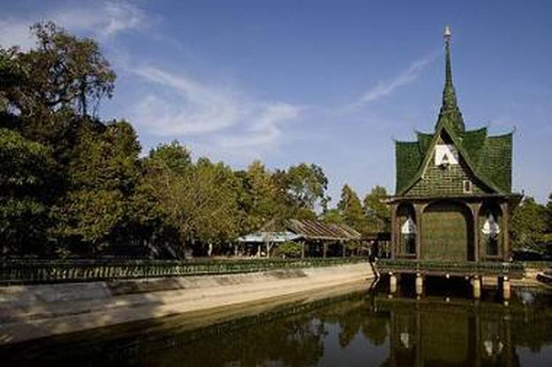 Tailande išdygo šventykla iš tuščių alaus butelių