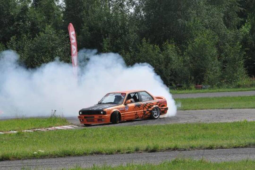„Driftingo čempionatas“: savaitgalį Šiauliai skendo dūmuose