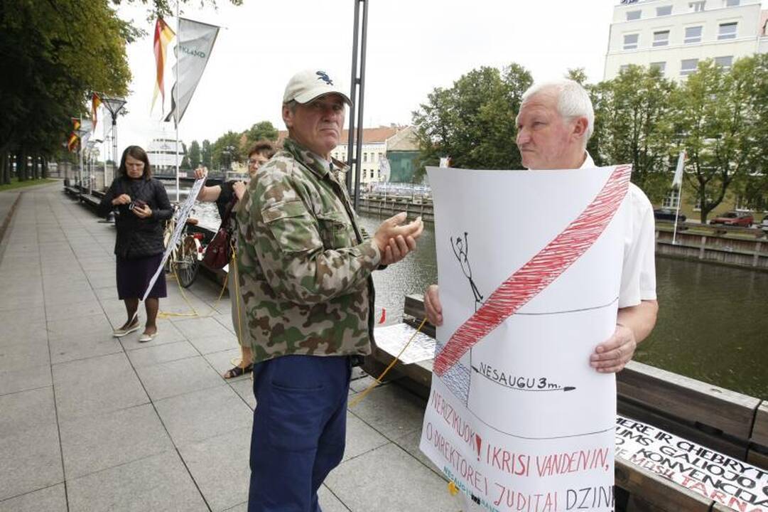 Pikete dėl Danės krantinių – virve prisirišę klaipėdiečiai