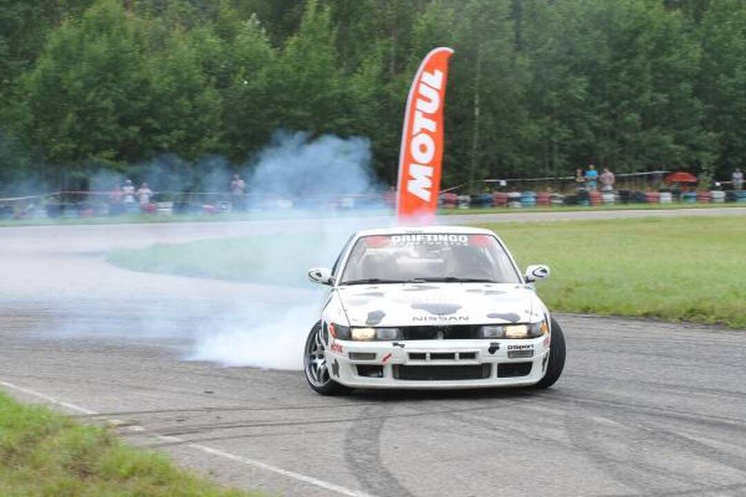 „Driftingo čempionatas“: savaitgalį Šiauliai skendo dūmuose