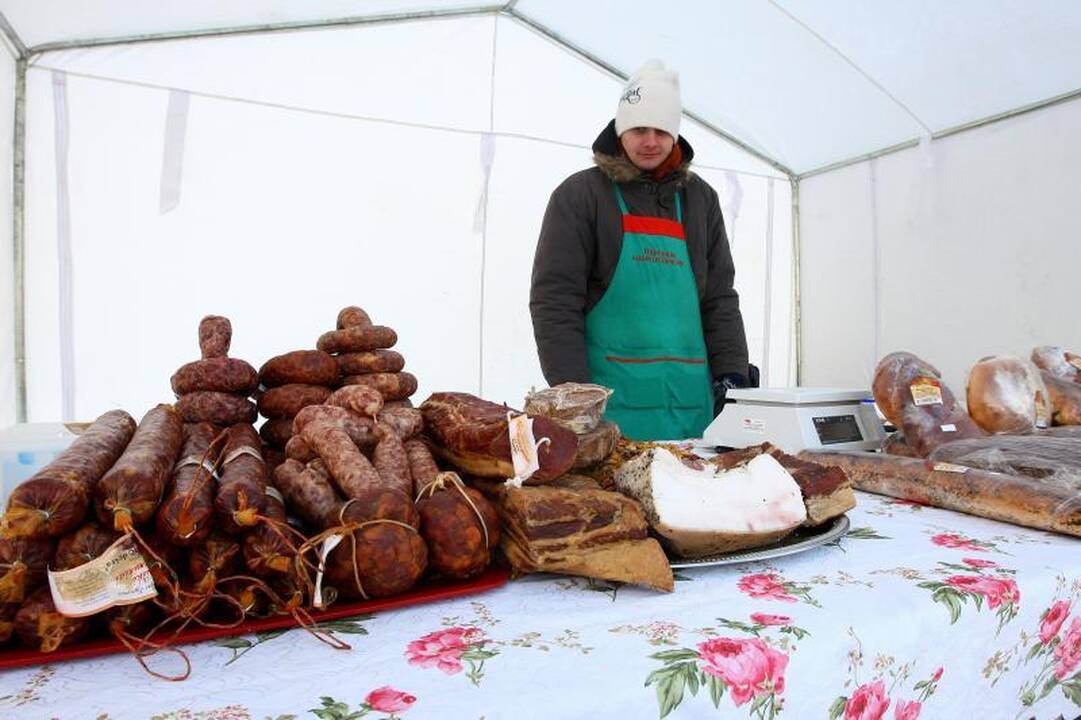 Netradiciškai papuošta eglutė kviečia į atgaivintą turgavietę
