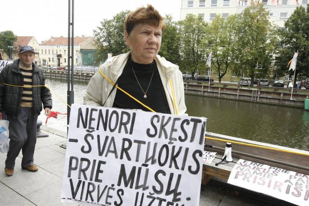Pikete dėl Danės krantinių – virve prisirišę klaipėdiečiai