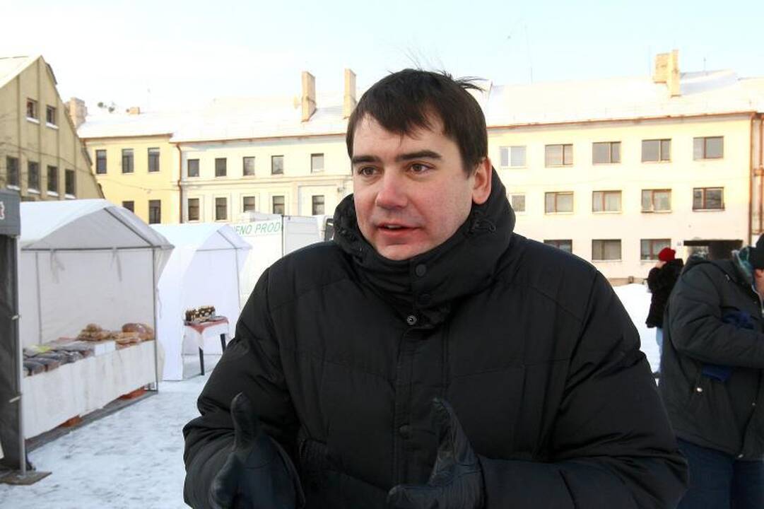 Netradiciškai papuošta eglutė kviečia į atgaivintą turgavietę