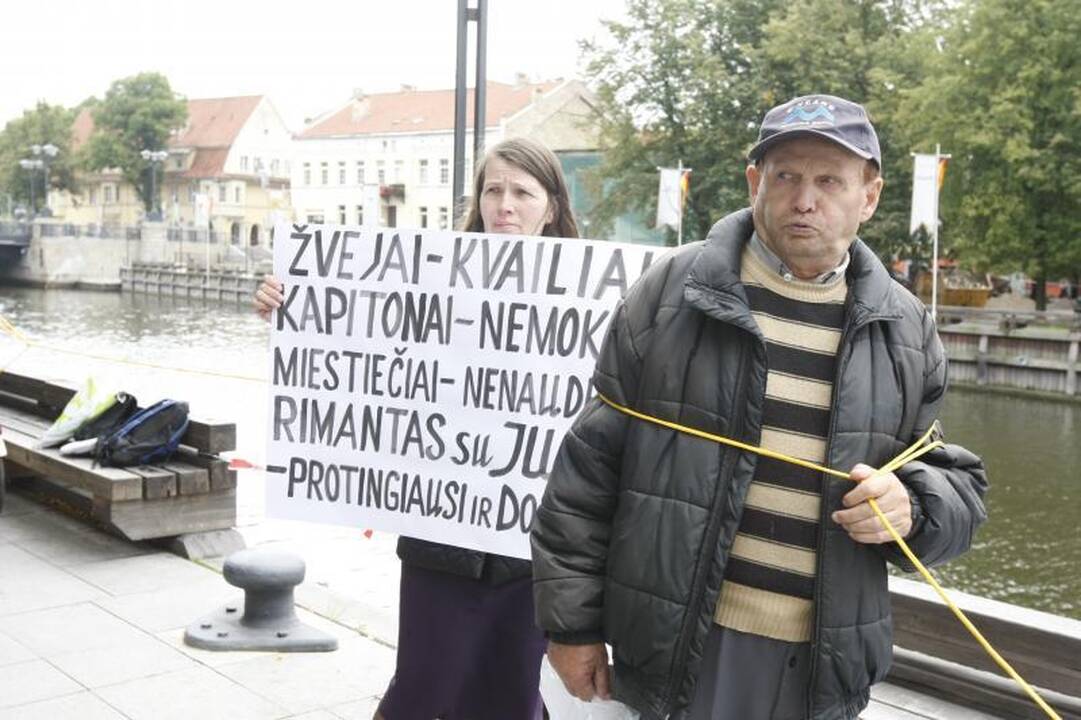 Pikete dėl Danės krantinių – virve prisirišę klaipėdiečiai