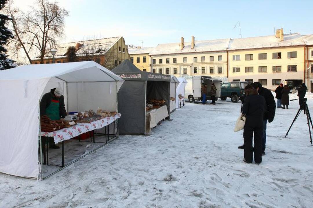 Netradiciškai papuošta eglutė kviečia į atgaivintą turgavietę