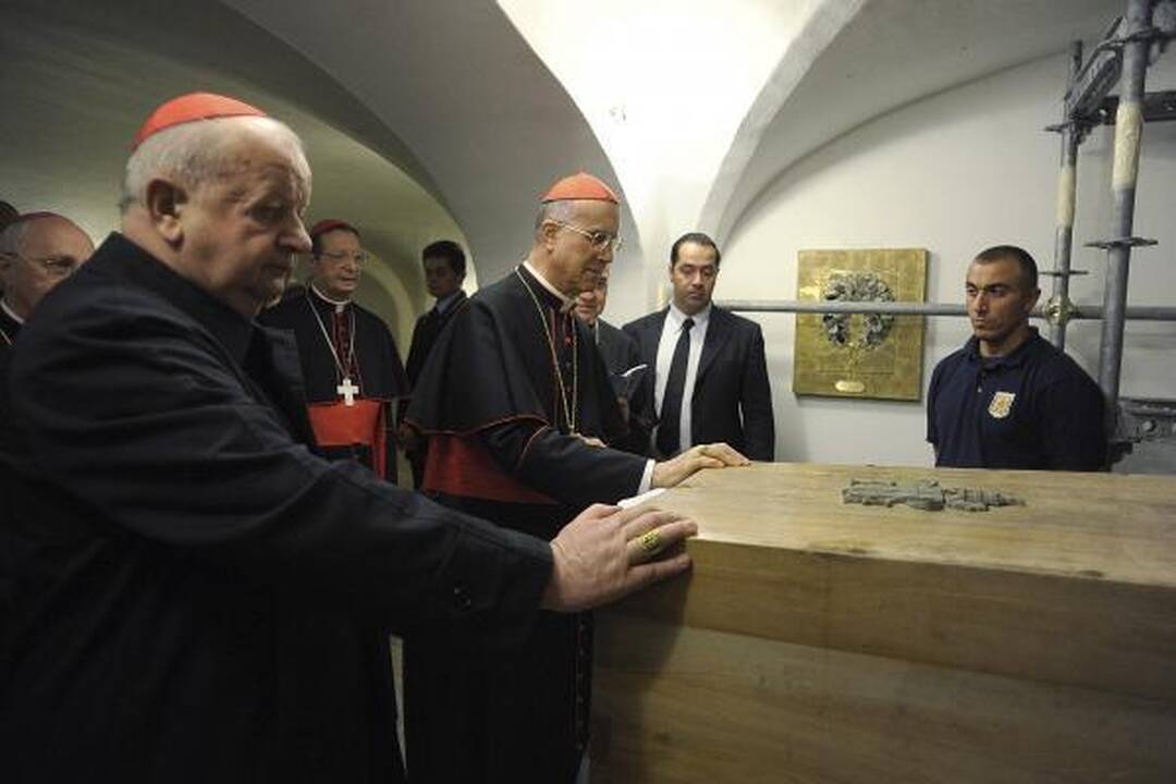 Karstas su Jono Pauliaus II palaikais iškeltas iš kriptos po Šv.Petro bazilika