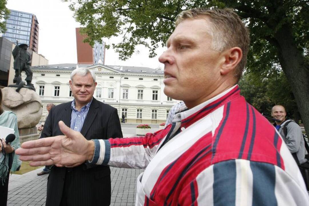 Pikete dėl Danės krantinių – virve prisirišę klaipėdiečiai