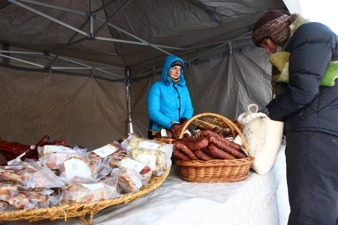 Netradiciškai papuošta eglutė kviečia į atgaivintą turgavietę