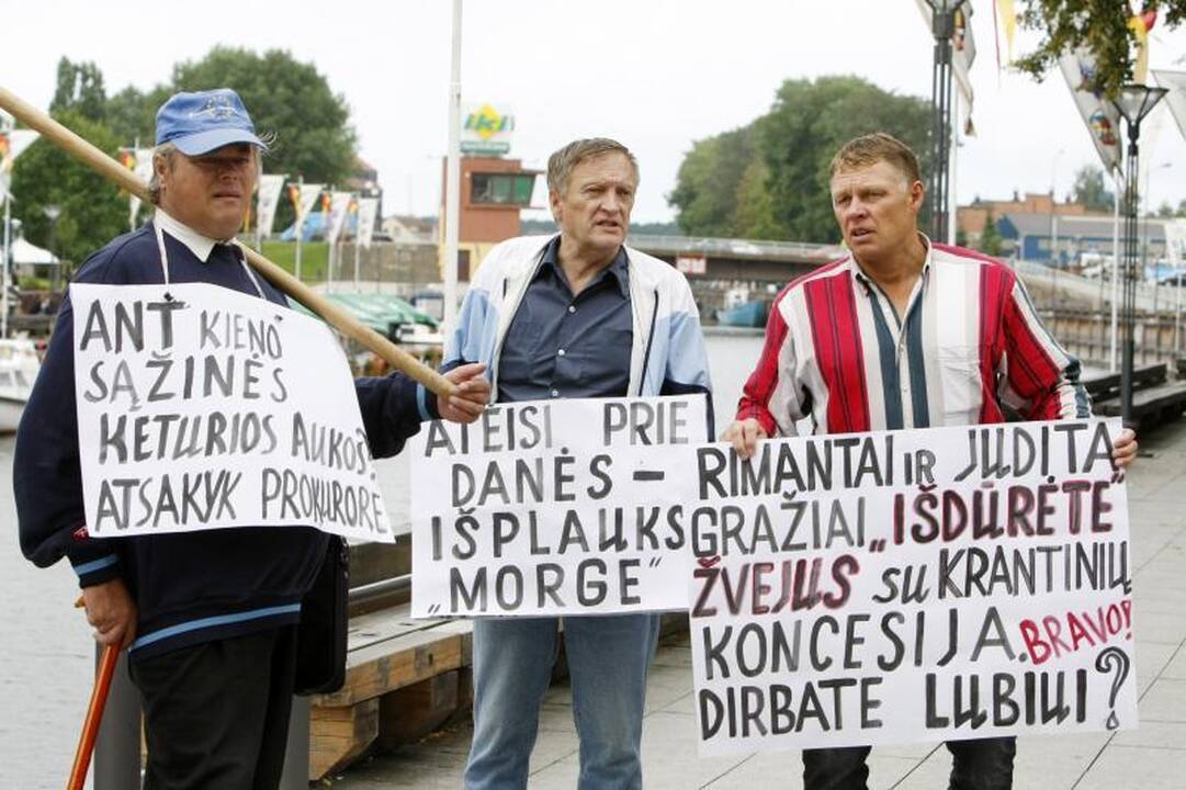 Pikete dėl Danės krantinių – virve prisirišę klaipėdiečiai