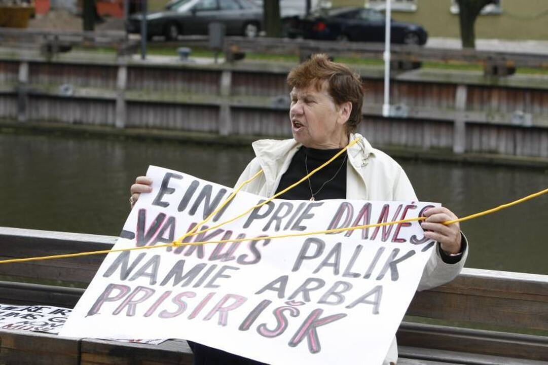 Pikete dėl Danės krantinių – virve prisirišę klaipėdiečiai