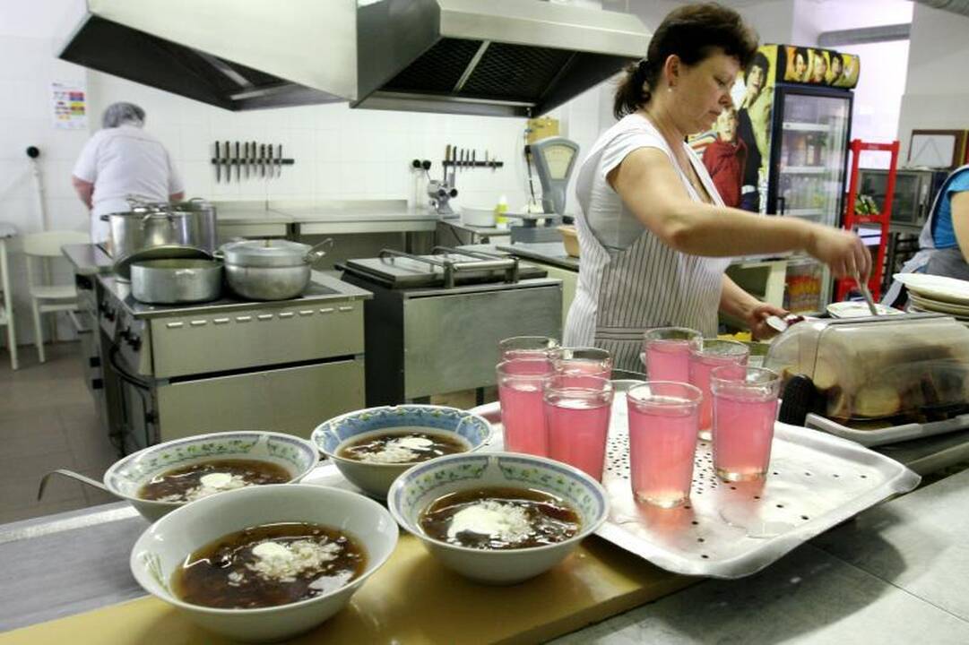 Prašymų nemokamai pietauti mokykloje – vis mažiau