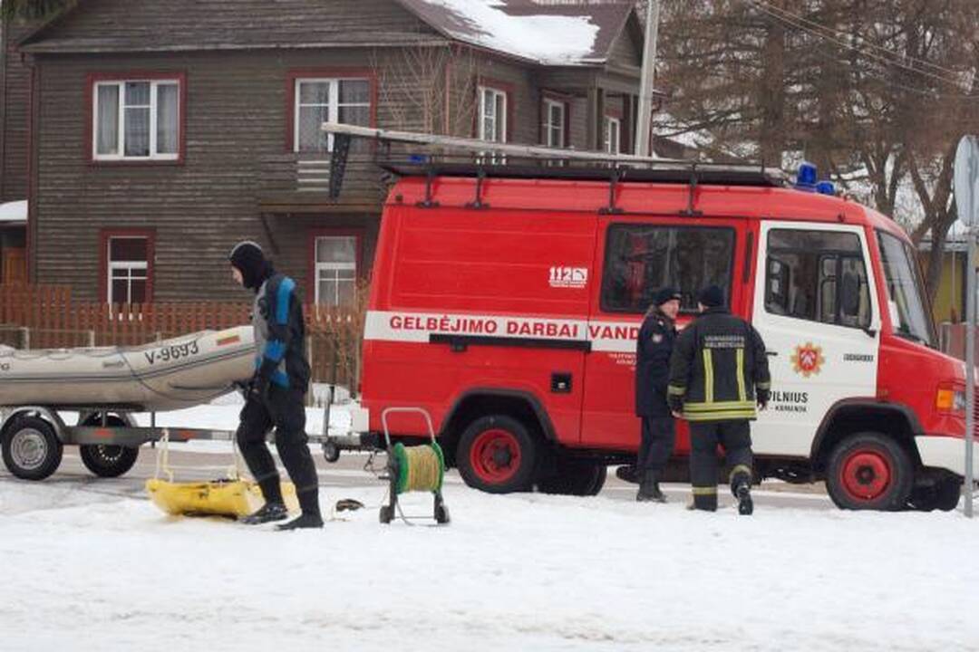 Prie tilto netoli Seimo rūmų į Nerį nušoko žmogus (papildyta)
