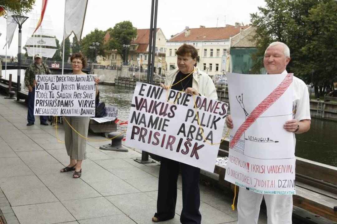 Pikete dėl Danės krantinių – virve prisirišę klaipėdiečiai