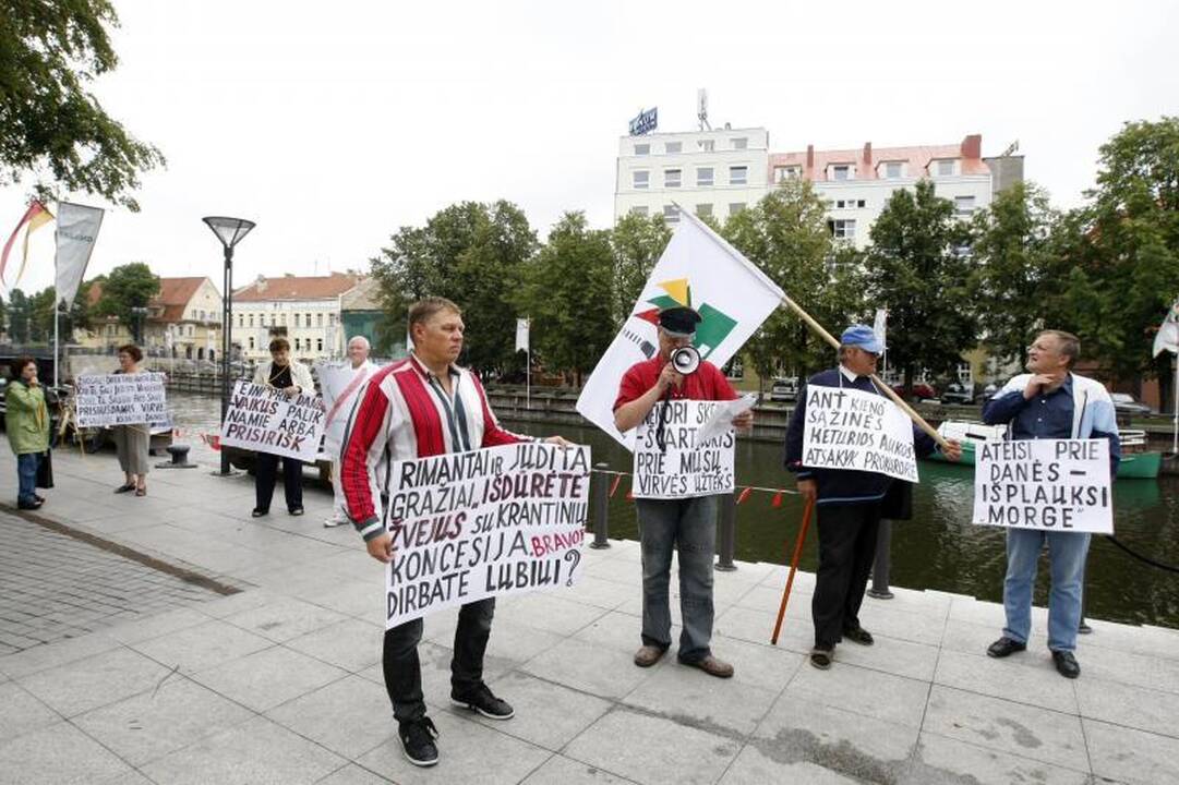 Pikete dėl Danės krantinių – virve prisirišę klaipėdiečiai