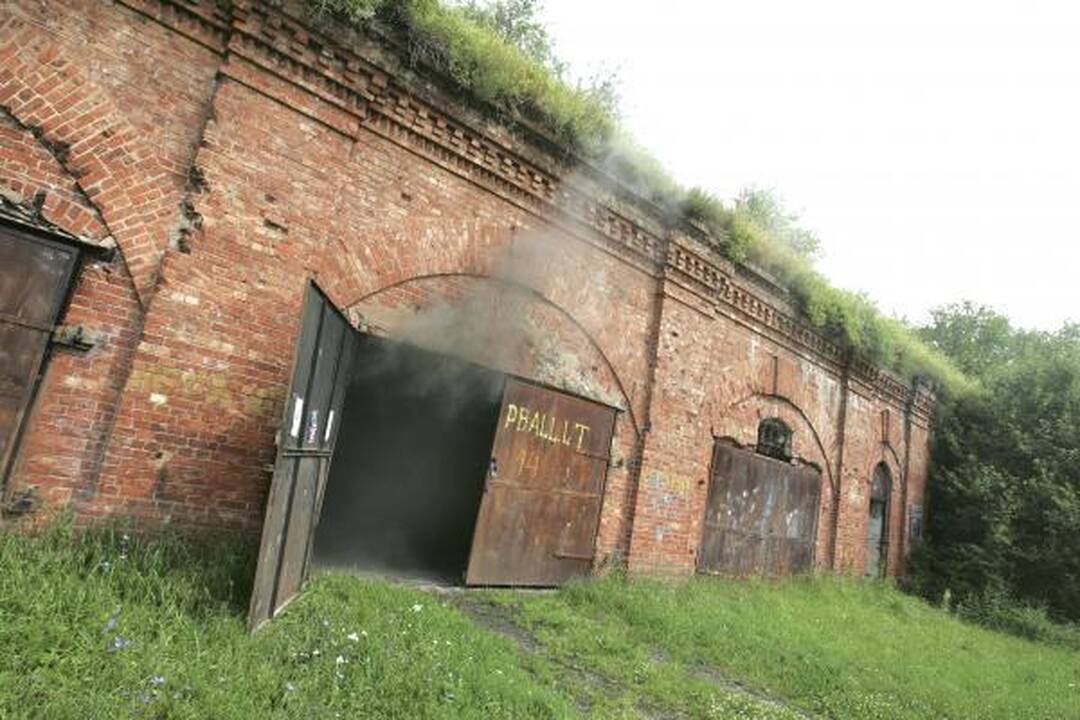 Valdžia šneka, fortai griūva