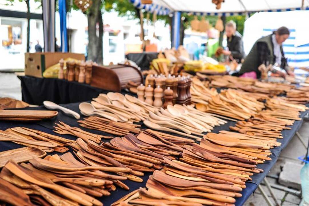 Rudens mugėje – dobilų alus, daržovių kilimai ir šakočio dalybos