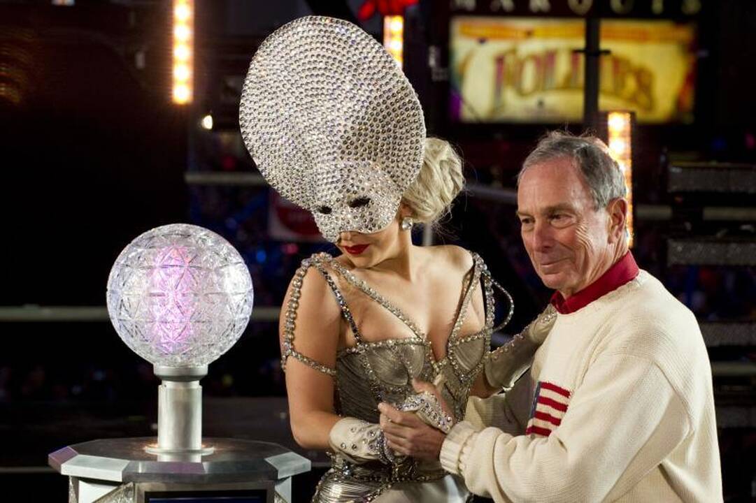 Lady Gaga metus pradėjo bučiniu su Niujorko meru