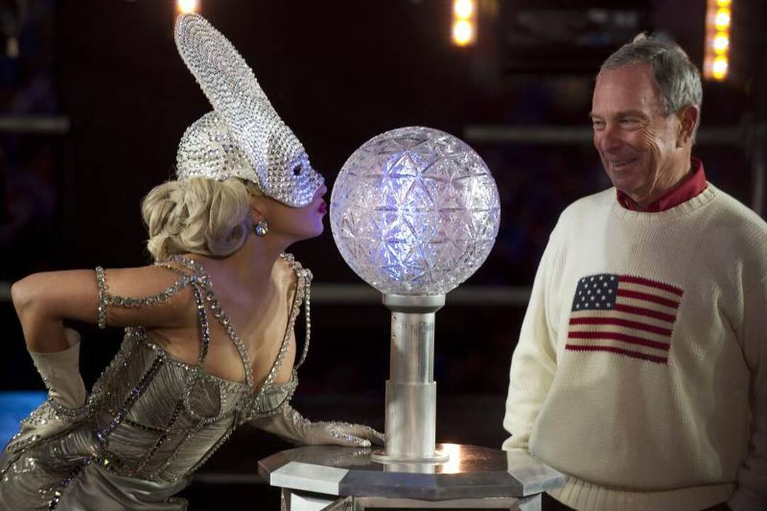 Lady Gaga metus pradėjo bučiniu su Niujorko meru