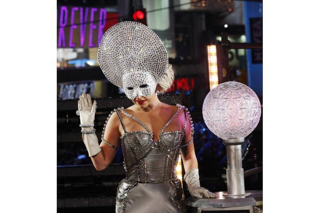 Lady Gaga metus pradėjo bučiniu su Niujorko meru
