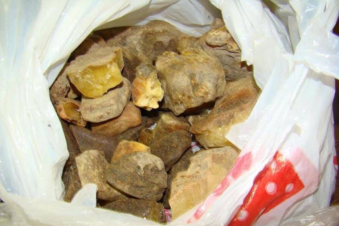 Gintarą iš Rusijos klaipėdietis vežė automobilio kuro bake