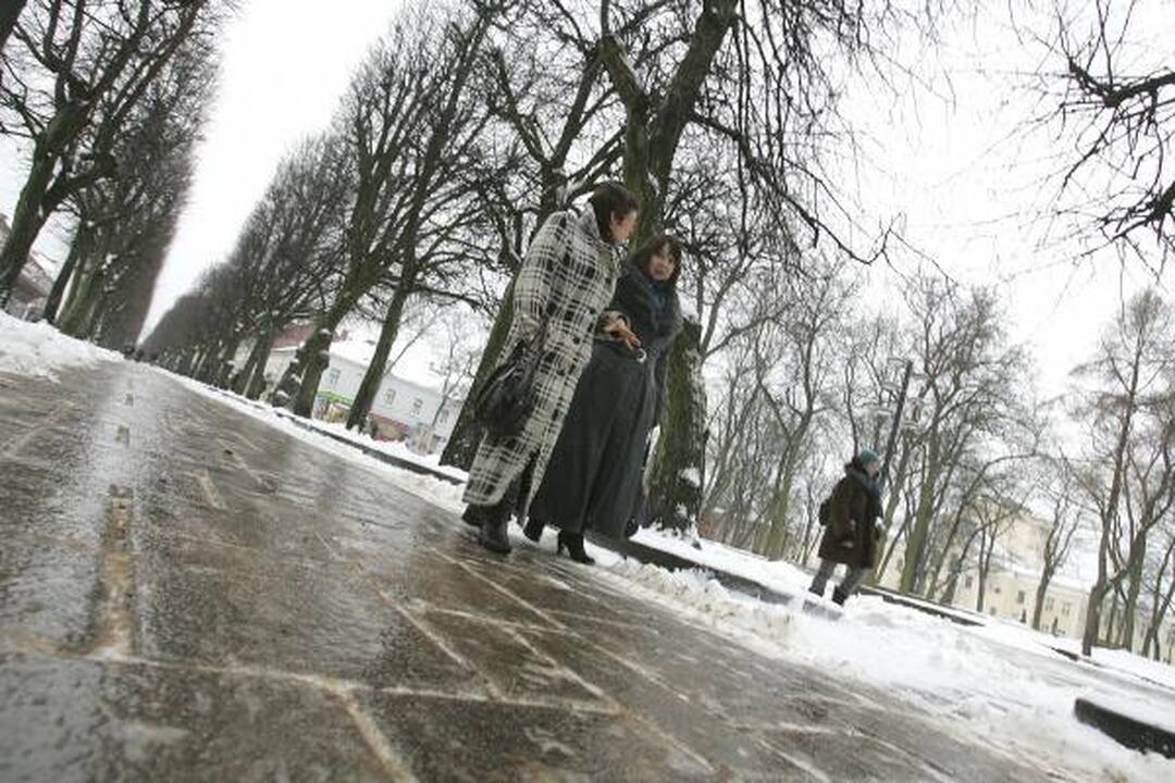 Pėstieji griūva ant ledo, vairavimo sąlygos tragiškos (papildyta)